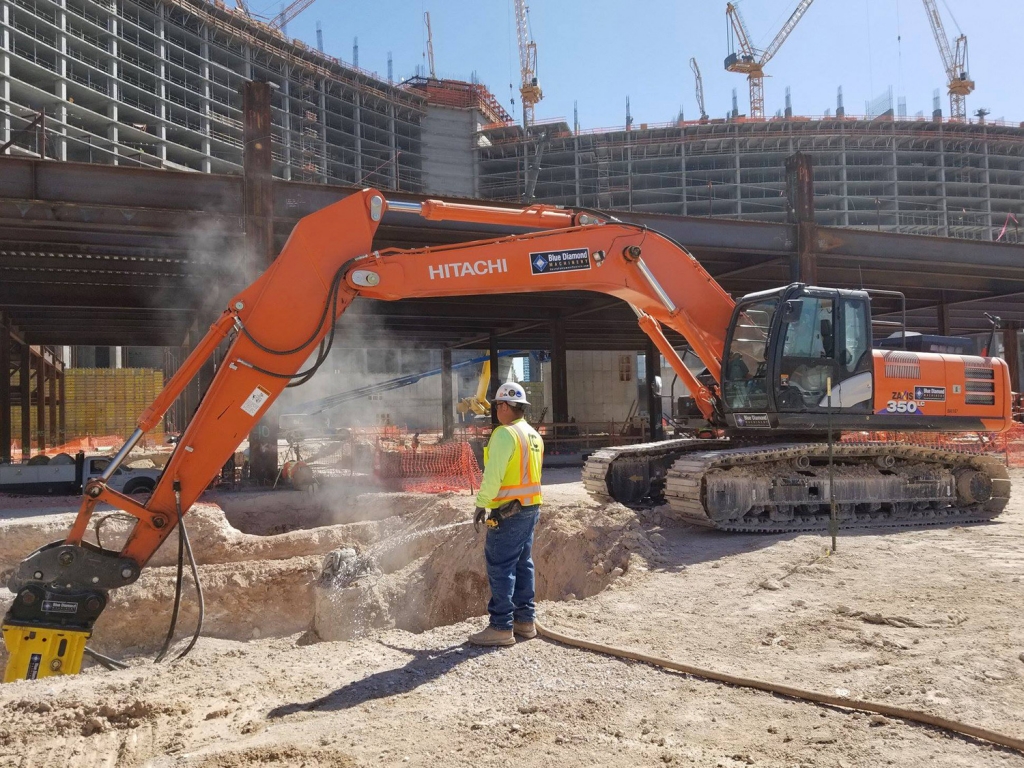 The perfect duo! One of our Hitachi Zaxis 350 LC-6 FT4 Excavators with one of our Stanley MBX458 Hammers down at the Resorts World construction site.